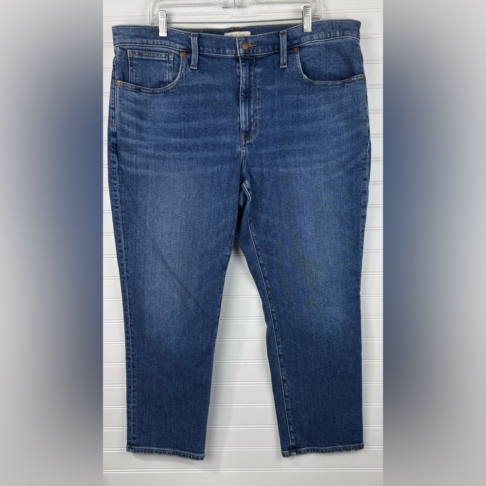 Madewell women’s Roadtripper Slim Boy blue jeans. Plus Size, petite denim 33P